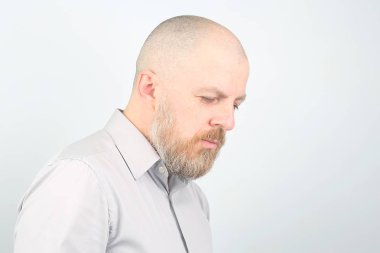 Hafif arka planda sakallı bir adamın portresi.