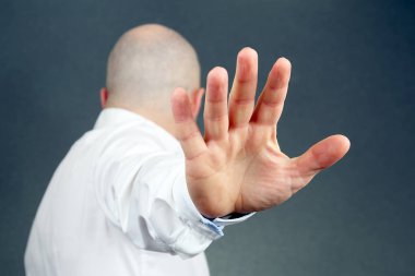 Erkekler bir yana döndü negatif jesti