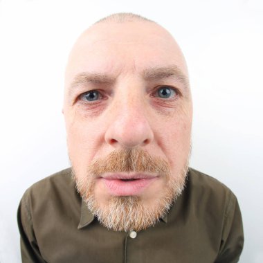 Hafif arka planda sakallı bir adamın portresi.