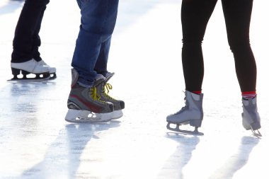 farklı insanlar buz pistinde paten metrelik