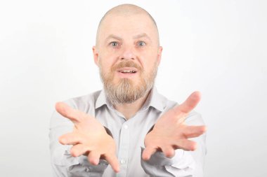 sakallı adam uzanmış silah ve açık avuç içi ile