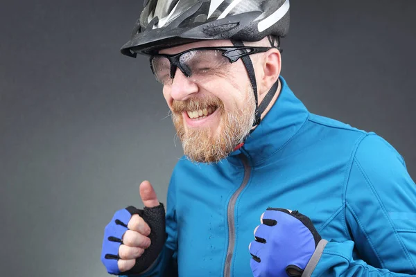 Retrato de feliz rindo ciclista barbudo — Fotografia de Stock
