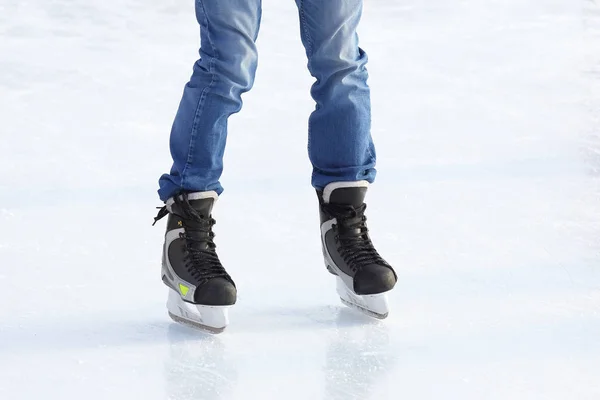 Füße von Menschen, die auf der Eisbahn Schlittschuh laufen — Stockfoto