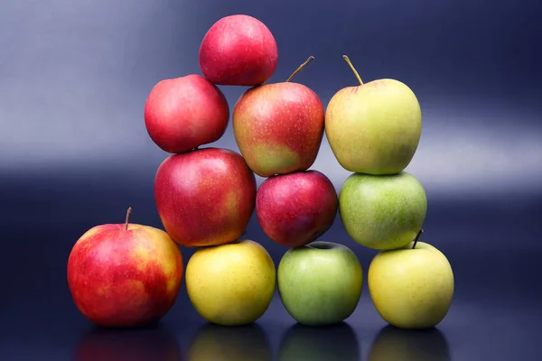 Parede de maçãs diferentes frescas no fundo escuro — Fotografia de Stock