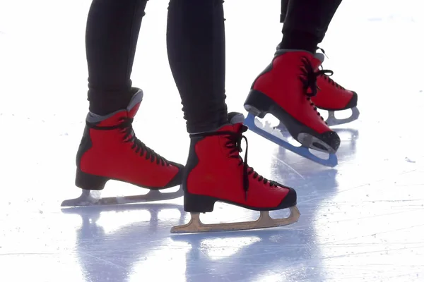 Gambe femminili in pattini su una pista di pattinaggio di ghiaccio — Foto Stock