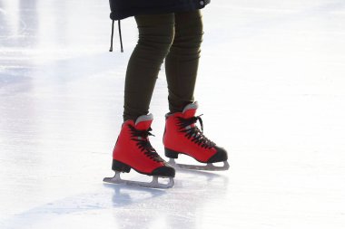 Buz pistinde patenli kadın bacakları