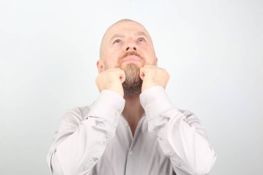 Sakallı adam kaldırdı elleriyle ararken