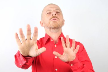 gözleri kırmızı tişörtlü adam kapalı