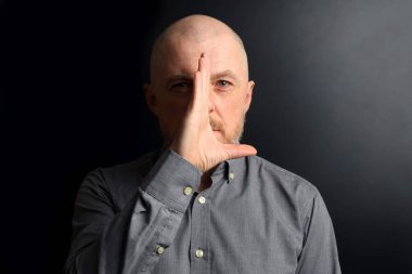 Sakallı adam yüzünü ışık yarısı onun pa ile korumalı