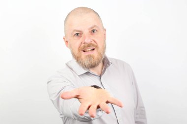 sakallı adam uzanmış silah ve açık avuç içi ile