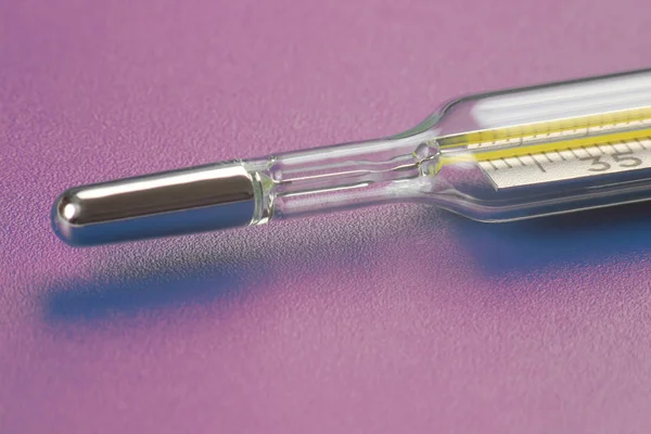 Tıbbi termometre closeup pembe bir arka plan üzerinde — Stok fotoğraf