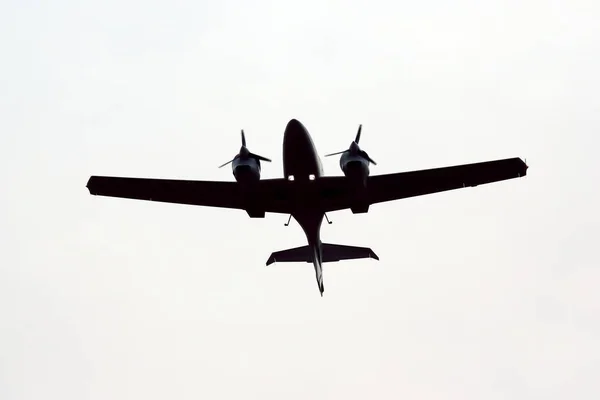 Aeronave bimotor leve voando no céu — Fotografia de Stock