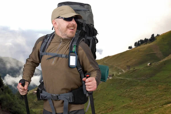 Счастливый турист с рюкзаком путешествует по высокогорью — стоковое фото