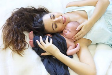 bir anne ile yeni doğan bebek uyku