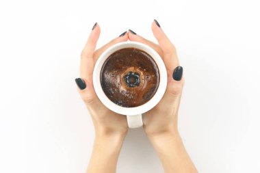 kahve beyaz Fincan üst görünümü ile kadın elleri