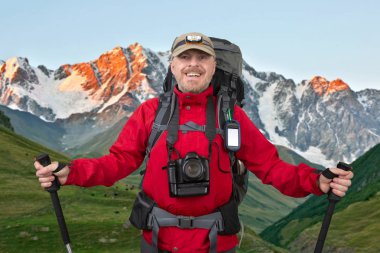 Kamera, Navigator ve trekking direkleri ile Mutlu sakallı turist 