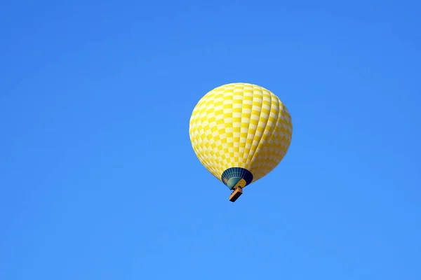 Kapadokya 'da gökyüzünde uçan insanların olduğu renkli balon — Stok fotoğraf