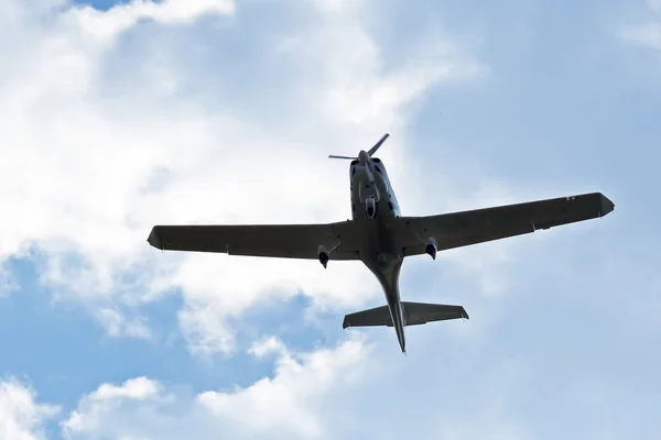 Tek motorlu hafif uçak gökyüzünde uçan — Stok fotoğraf
