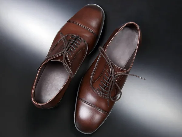 Klassieke mannen bruine Oxford schoenen op donkere achtergrond — Stockfoto