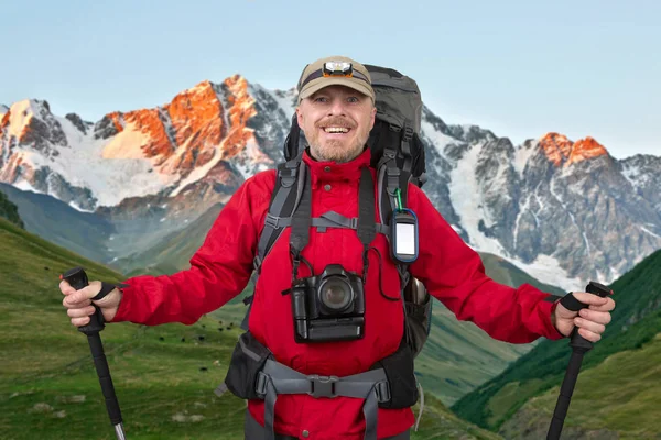 Счастливый бородатый турист с камерой, навигатор и пешеходные палки — стоковое фото