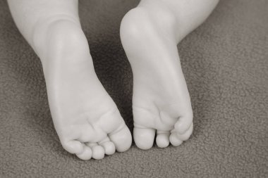 Yeni doğan bebeğin ayakları yumuşak dokuda yakın çekim