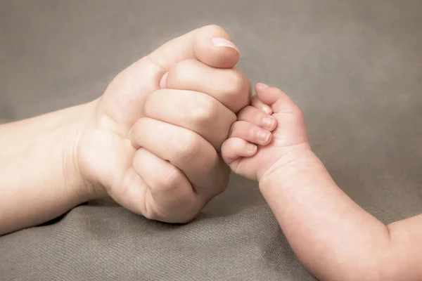 Pugno del neonato mano e pugno del genitore insieme — Foto Stock