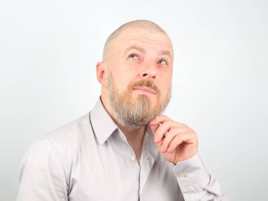 Hafif arka planda sakallı bir adamın portresi.