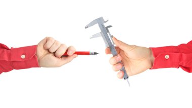 Farklı jestler ve profesyonel nesneleri ile yükseltilmiş erkek elleri