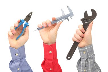 Farklı jestler ve profesyonel nesneleri ile yükseltilmiş erkek elleri