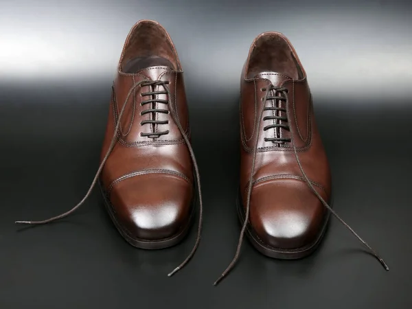 Koyu arkaplanda klasik erkek kahverengi Oxford ayakkabıları. — Stok fotoğraf