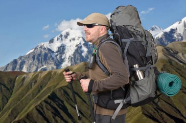 Sırt çantası ile Mutlu turist dağlık seyahat ediyor