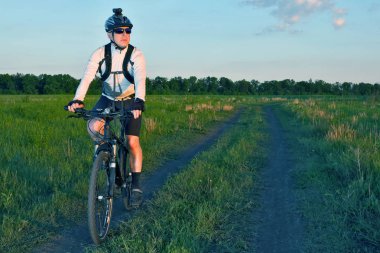 fiel yolda bisikletçi sürmek