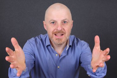 sakallı adam uzanmış silah ve açık avuç içi ile