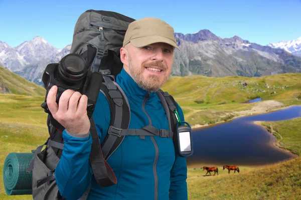 Счастливый бородатый турист с фотоаппаратом на фоне красивой — стоковое фото