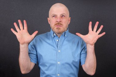 elleri havada sakallı adam