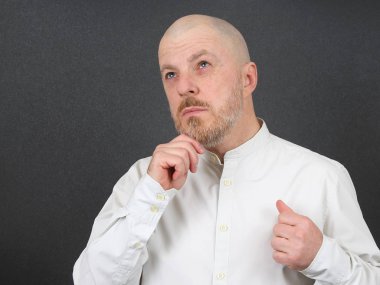 gömlek liyadakuluçka sakallı adam