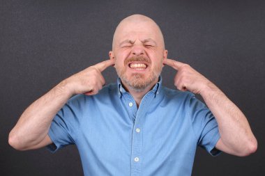 sakallı adam çok duygusal yakın ellerini tutarak stresli 