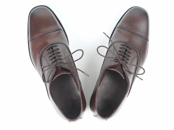 Klasyczne męskie brązowe buty na białym tle. Obuwie skórzane — Zdjęcie stockowe