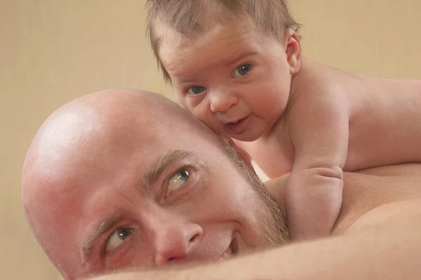 Beau nouveau-né sur le dos de ses parents — Photo