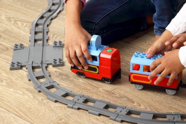 çocuk çocuk modeli demiryolu ile çalış