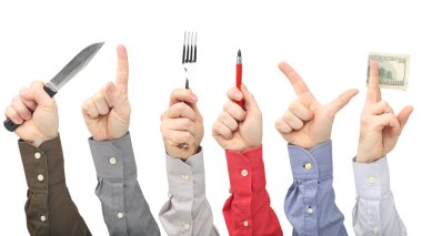 Farklı jestler ve profesyonel nesneleri ile yükseltilmiş erkek elleri