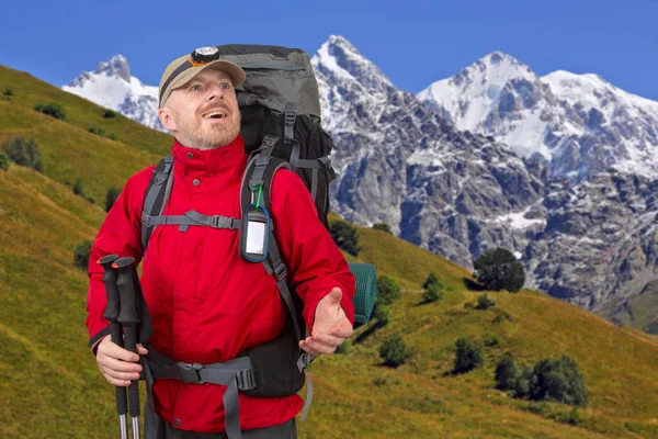 Счастливый турист с рюкзаком путешествует в высокогорье — стоковое фото