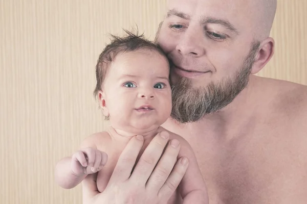 Feliz papá está sosteniendo un hermoso bebé recién nacido en sus brazos — Foto de Stock