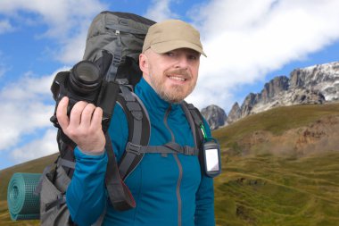 Güzel arka planda kamera ile Mutlu sakallı turist