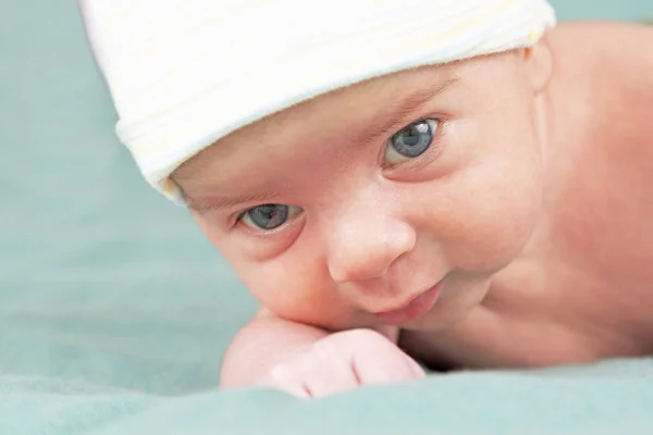 Retrato de un hermoso bebé recién nacido en un sombrero — Foto de Stock