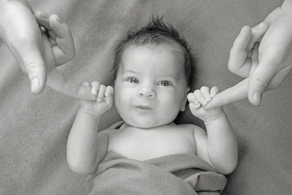Precioso bebé recién nacido cogido de las manos en los dedos de sus padres — Foto de Stock