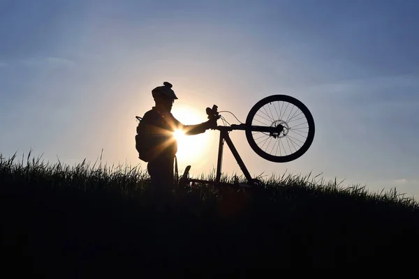 一个骑自行车的人的剪影与自行车在苏 — 图库照片