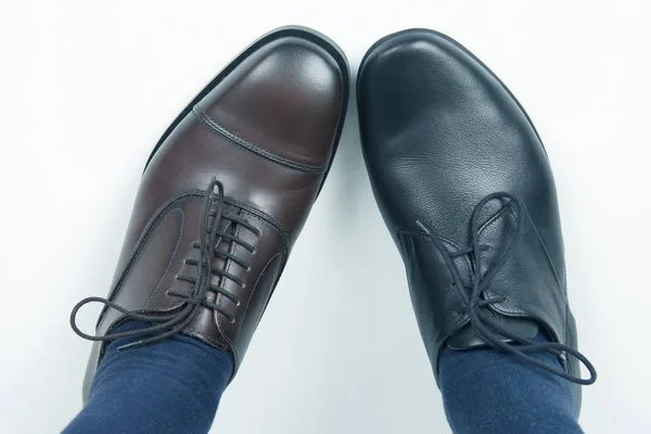 Męskie stopy w różnych kolorach klasycznych butów na białym tle — Zdjęcie stockowe