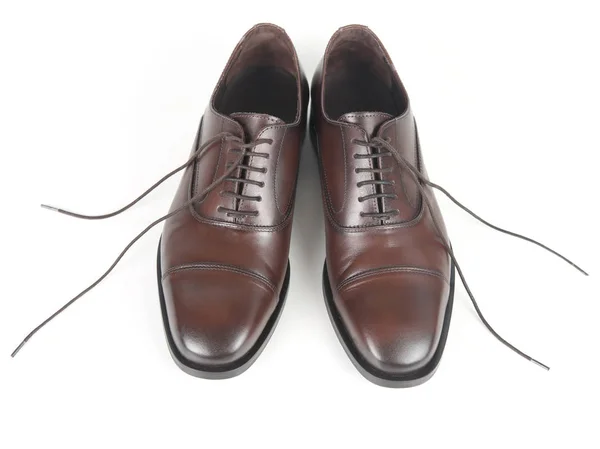 Sapatos castanhos masculinos clássicos no fundo branco. Sapatos de couro — Fotografia de Stock