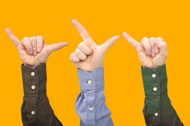 Turuncu arka planda farklı erkeklerin yükseltilmiş elleri